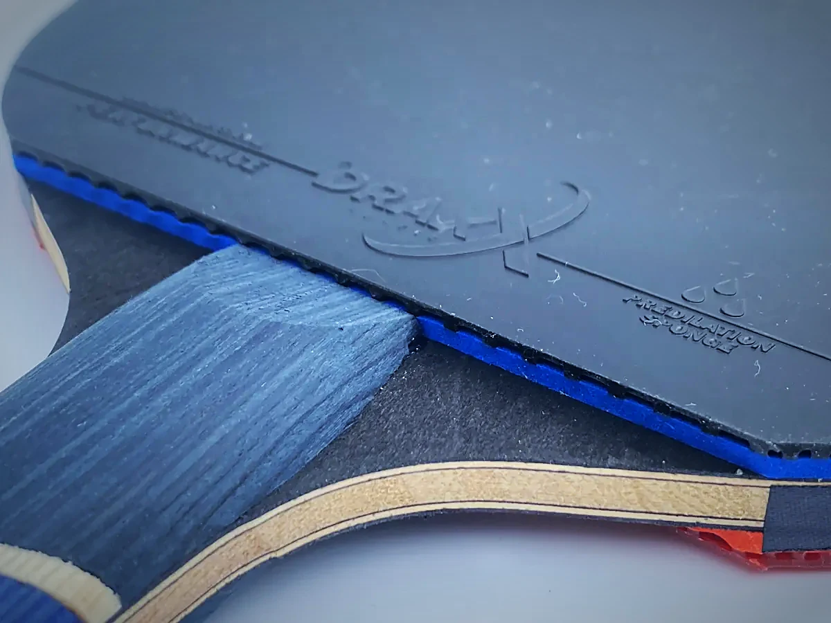 Détail du revêtement noir de la DRAXX Pro Carbon 7 Étoiles